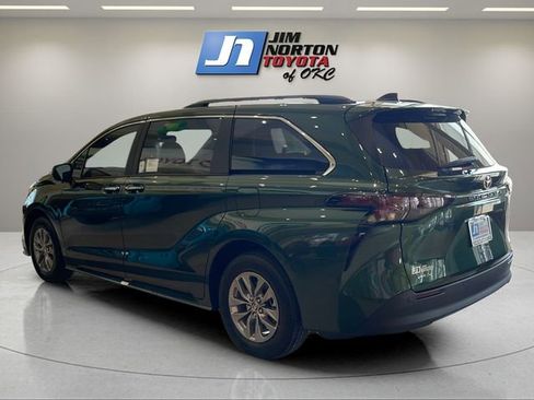 New 2026 Toyota Sienna XLE image 7
