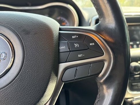 Used 2021 Jeep Grand Cherokee Laredo image 22