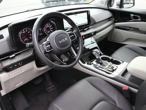 Used 2024 Kia Carnival EX FWD image 3