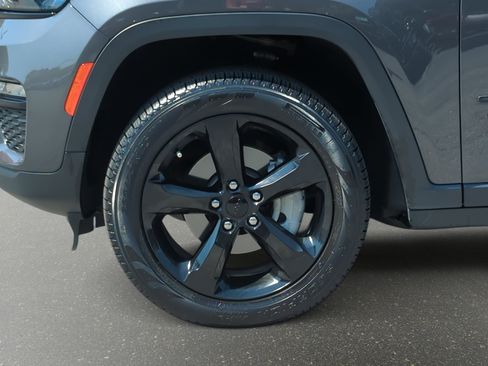 Used 2023 Jeep Grand Cherokee Limited w/ Black Appearance Package AWD/4WD image 30