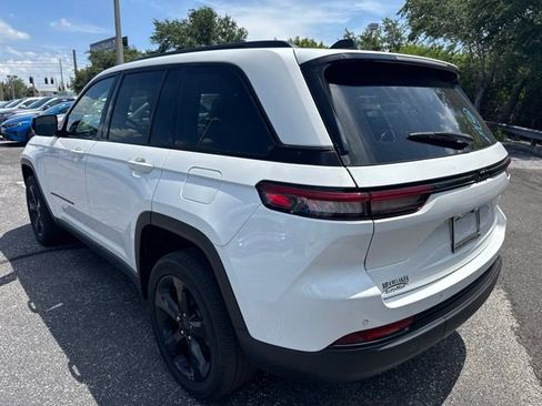 Used 2023 Jeep Grand Cherokee Altitude RWD image 6