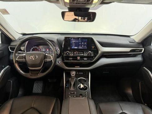 Used 2023 Toyota Highlander XLE AWD/4WD image 34