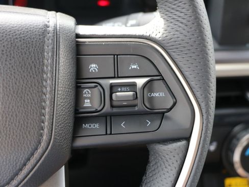 Used 2025 Toyota Tacoma SR5 AWD/4WD image 18