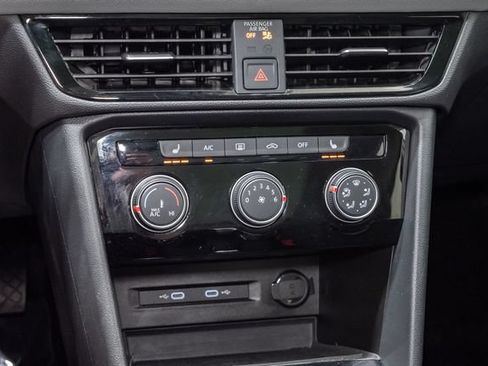 Used 2023 Volkswagen Taos SE w/ Panoramic Sunroof Package FWD image 18