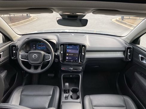 Used 2025 Volvo XC40 B5 Core image 18