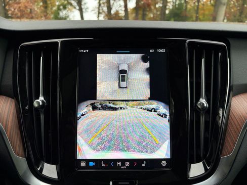 Used 2025 Volvo V60 B5 Cross Country Plus image 17