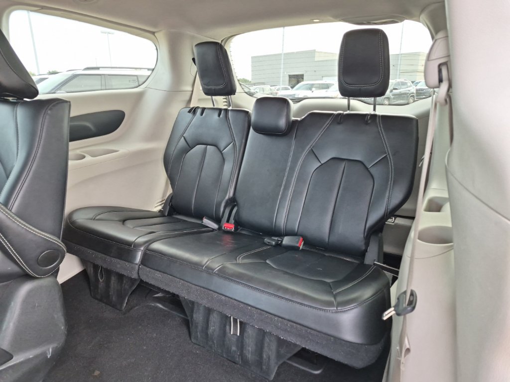Used 2024 Chrysler Pacifica Limited FWD image 12