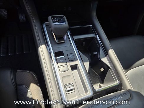 Used 2025 Nissan Pathfinder SL image 31