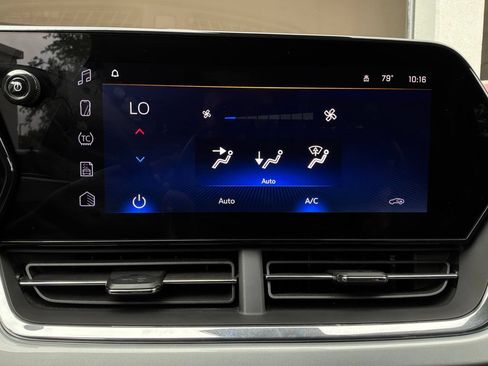 Used 2025 Chevrolet Trax LT w/ LT Convenience Package FWD image 29