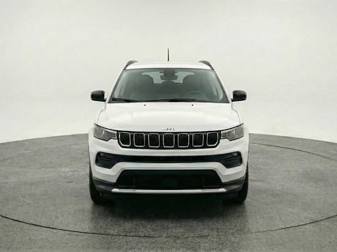 Used 2025 Jeep Compass Latitude image 2