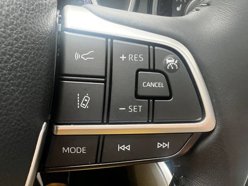 Used 2022 Toyota Highlander XLE AWD/4WD image 10