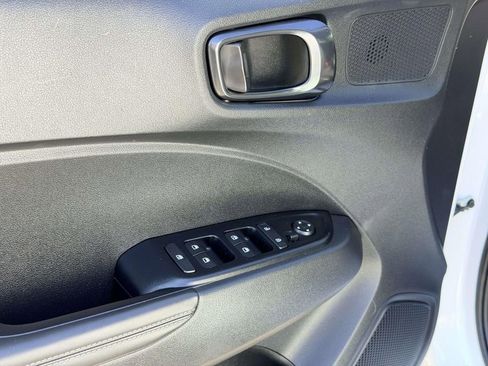 Used 2025 Hyundai Venue Limited FWD image 23