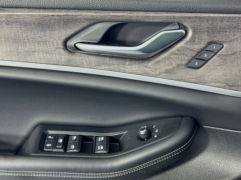 Used 2025 Jeep Grand Cherokee Limited w/ Black Appearance Package image 22