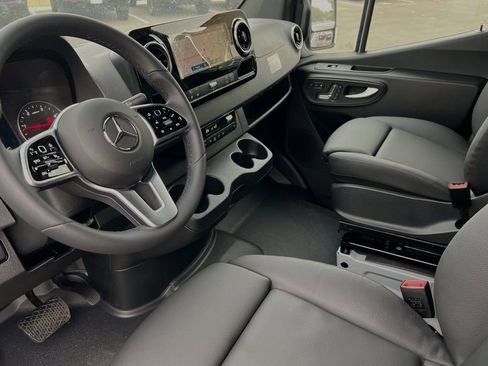 Used 2024 Mercedes-Benz Sprinter 2500 image 9