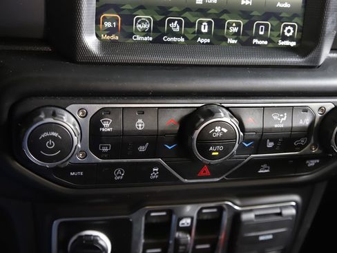 Used 2023 Jeep Gladiator Sport AWD/4WD image 17