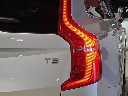 Used 2021 Volvo XC90 T5 Momentum w/ Climate Package image 12