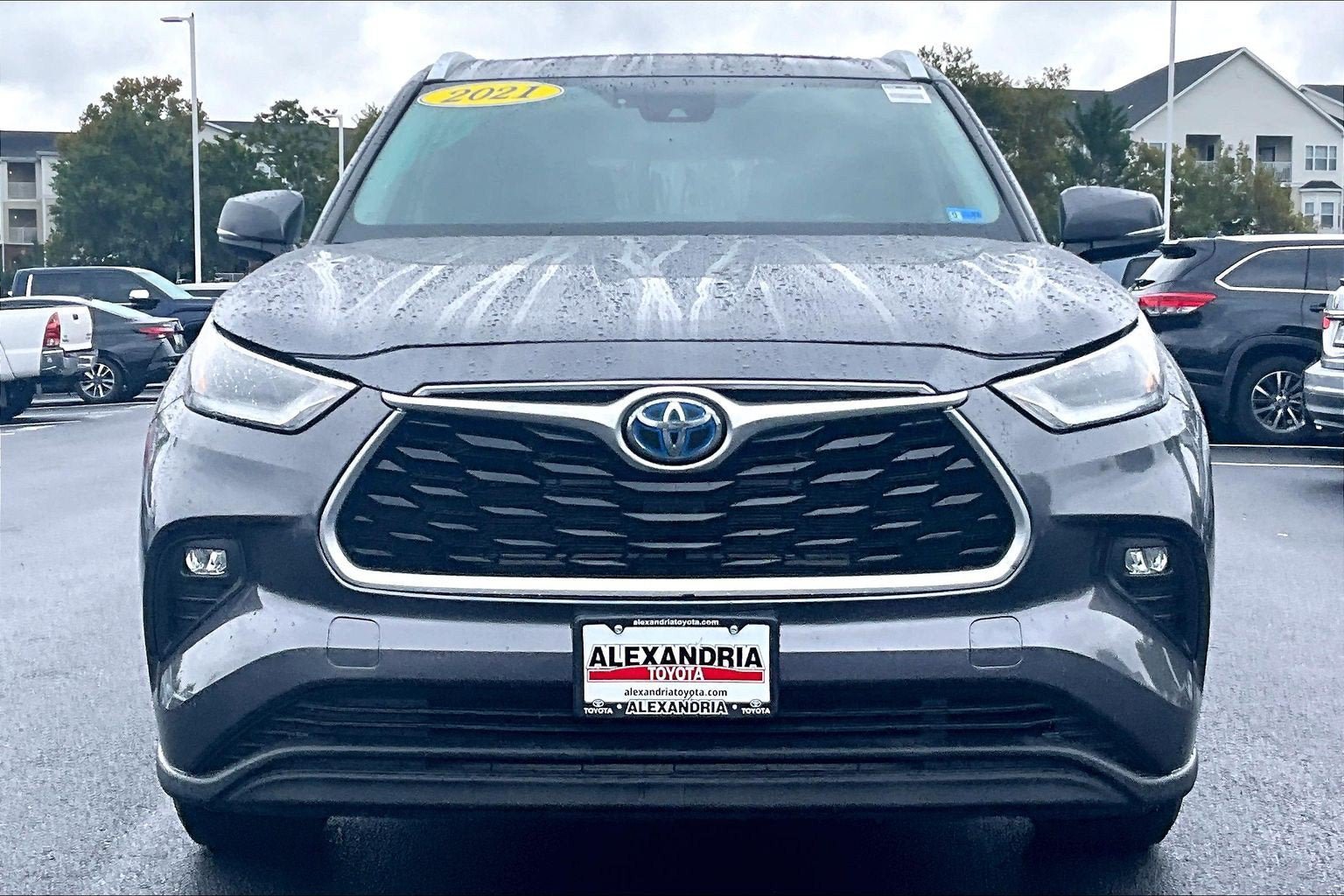 Used 2021 Toyota Highlander XLE AWD/4WD image 3