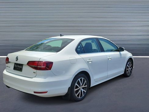 Used 2017 Volkswagen Jetta SE FWD image 3