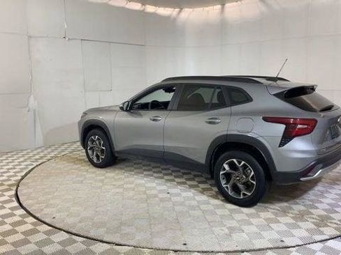 Used 2025 Chevrolet Trax LT FWD image 7