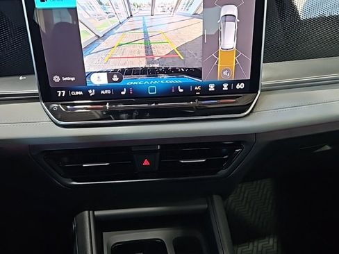 New 2025 Volkswagen Tiguan SE image 32