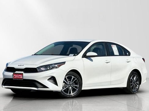 Used 2022 Kia Forte LXS image 2