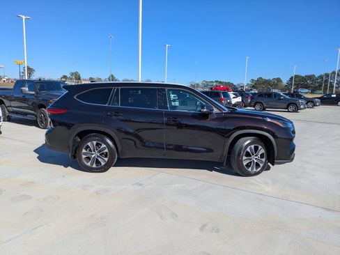 Used 2022 Toyota Highlander XLE image 8