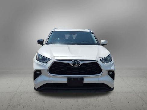 Used 2021 Toyota Highlander XLE AWD/4WD image 9