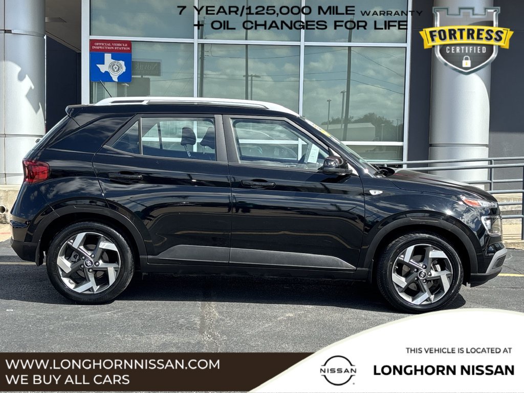 Used 2023 Hyundai Venue SEL FWD image 2