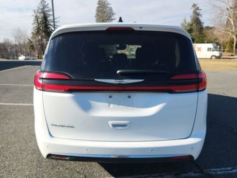 Used 2024 Chrysler Pacifica Touring-L image 6