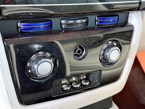 Used 2012 Rolls-Royce Phantom Drophead Coupe image 43