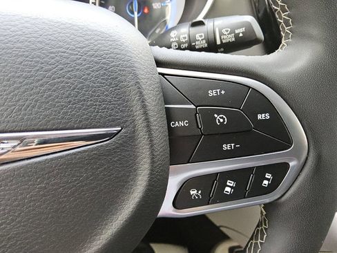 Certified 2023 Chrysler Pacifica Touring-L FWD image 27