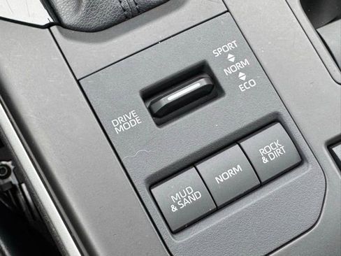 Used 2021 Toyota Highlander XLE AWD/4WD image 19