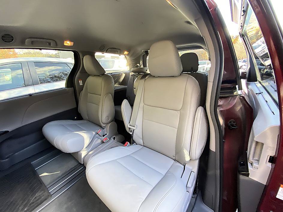 Used 2017 Toyota Sienna XLE w/ XLE Navigation Package FWD image 9