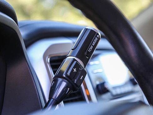 Used 2017 Nissan Titan SV image 27