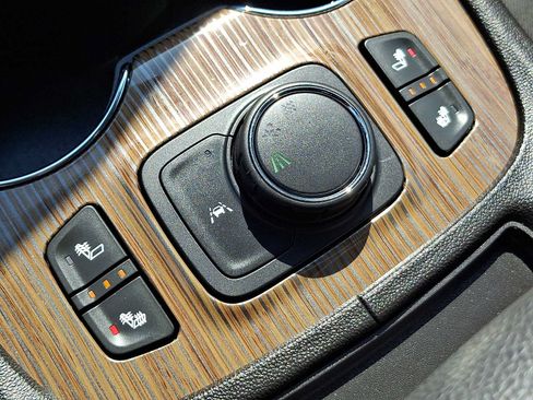 Used 2023 GMC Acadia SLE w/ Driver Convenience Package FWD image 18