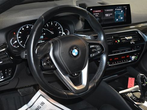 Used 2019 BMW 530i w/ Convenience Package image 2