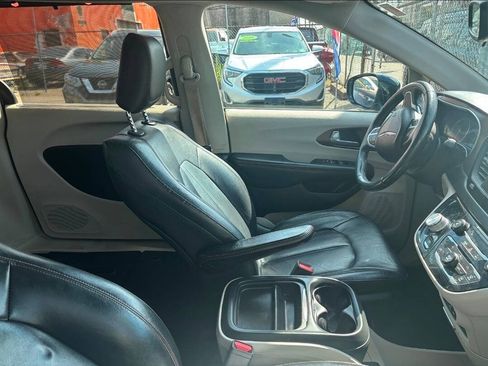 Used 2017 Chrysler Pacifica Touring-L FWD image 6