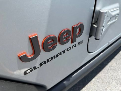 Used 2024 Jeep Gladiator Mojave w/ Technology Group AWD/4WD image 26