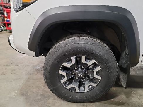 Used 2022 Toyota Tacoma TRD Off-Road AWD/4WD image 13