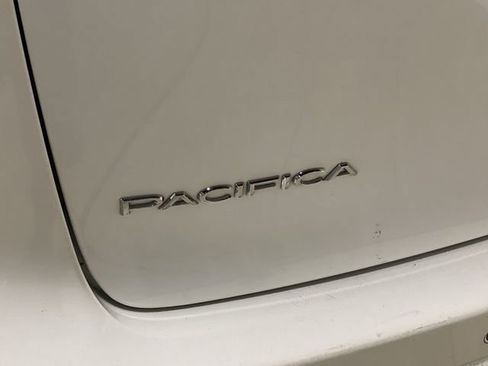 Used 2022 Chrysler Pacifica Touring-L image 32