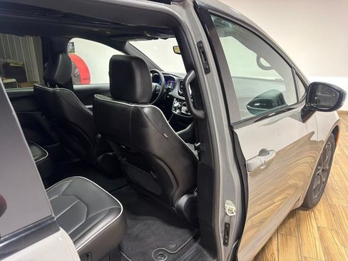 Used 2025 Chrysler Pacifica Limited FWD image 29