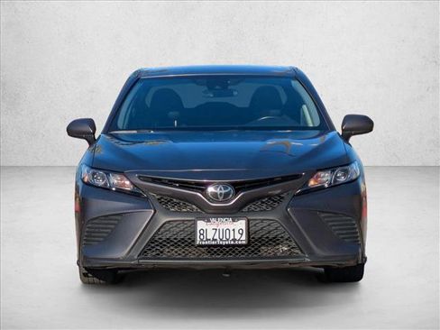 Used 2019 Toyota Camry SE image 2