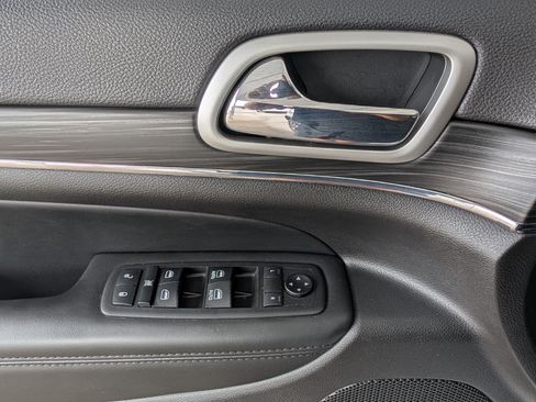 Used 2019 Jeep Grand Cherokee Limited AWD/4WD image 15