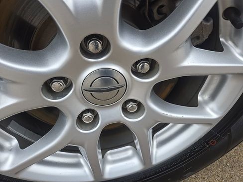 Used 2024 Chrysler Pacifica Touring-L FWD image 24