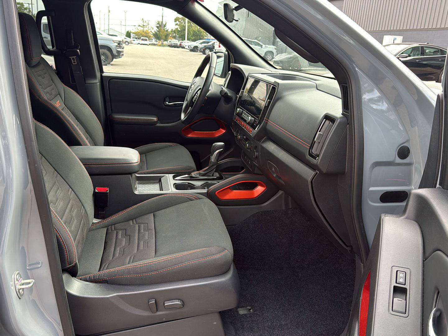 Used 2025 Nissan Frontier PRO-4X AWD/4WD image 12