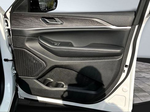 Certified 2024 Jeep Grand Cherokee Limited image 24