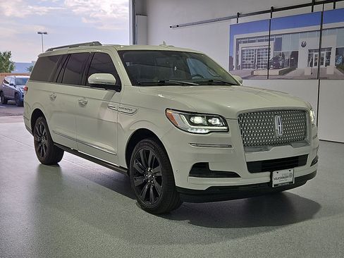 Used 2024 Lincoln Navigator L Reserve AWD/4WD image 2