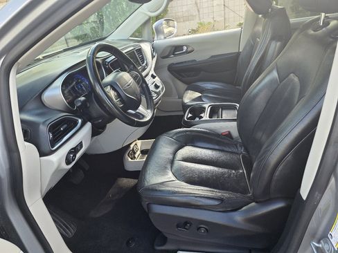 Used 2020 Chrysler Pacifica Touring-L w/ Tire & Wheel Group image 5