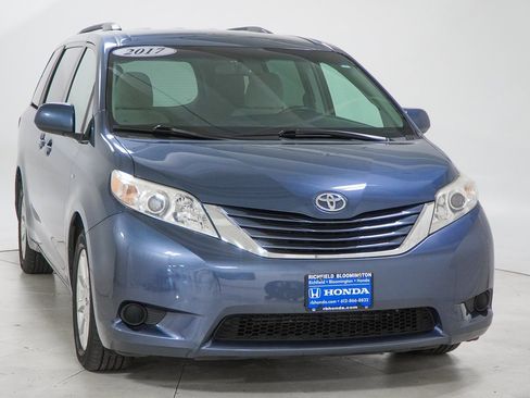 Used 2017 Toyota Sienna LE image 19