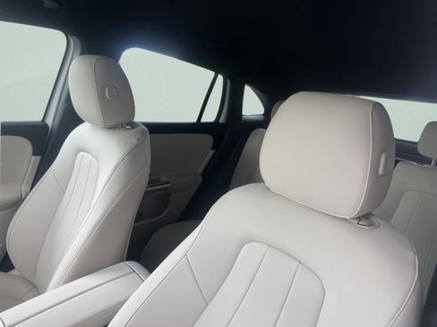 Used 2025 Mercedes-Benz GLA 250 image 13